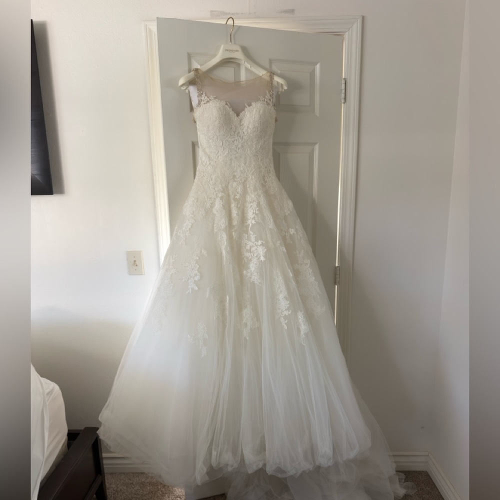 Pronovias White Lace Wedding Dress, Parla 2020 collection